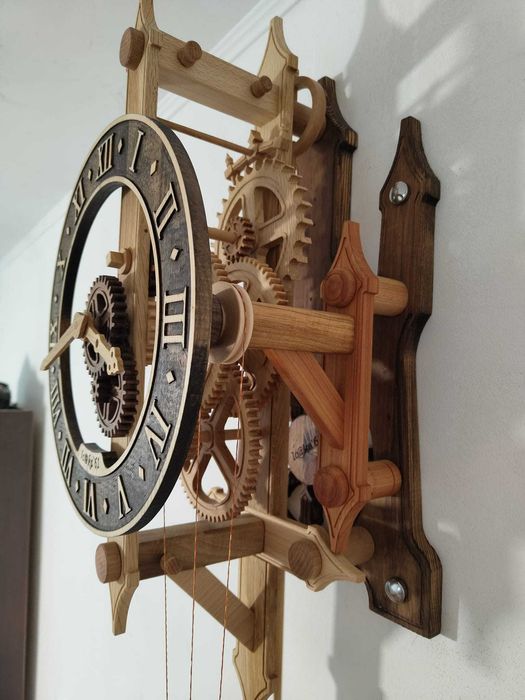 Стенен часовник от дърво