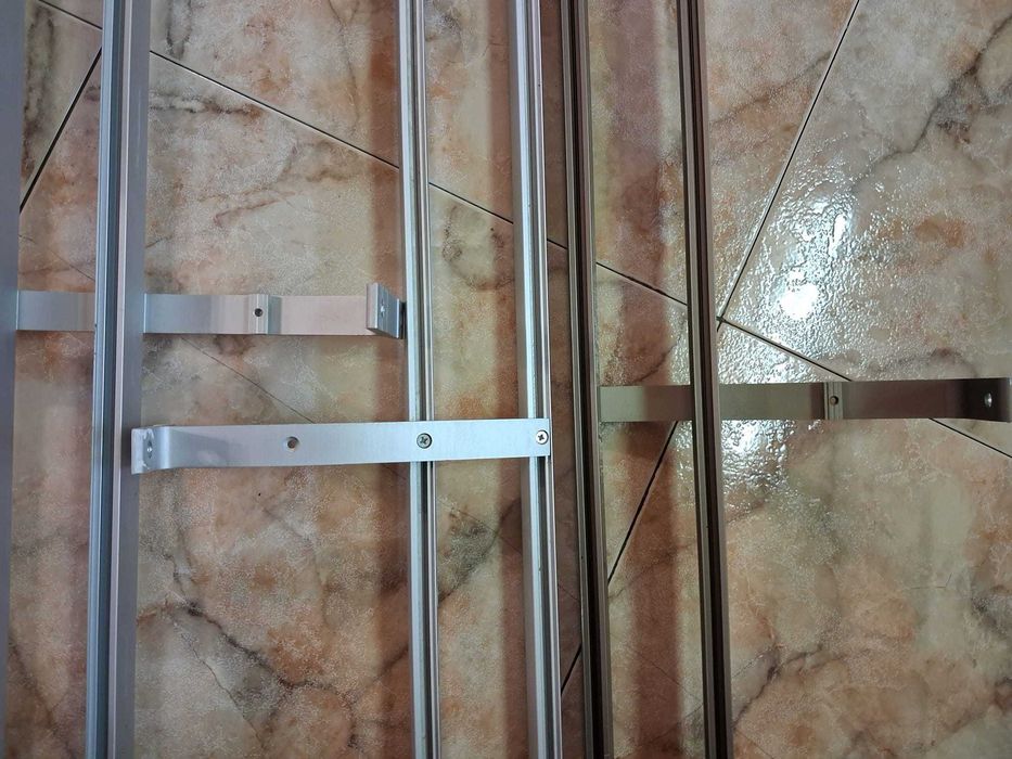 Galerii Aluminiu sina dubla, prindere pe perete, 2 buc. de 2,5 m si 1 buc. de 3 m.