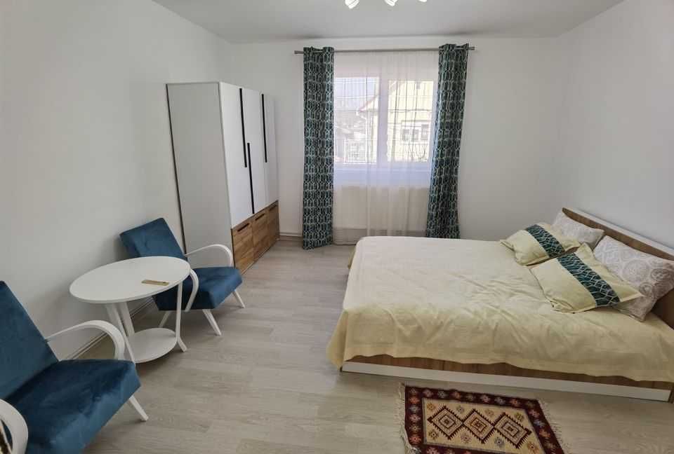 Inchiriez - Apartament 2 camere (la casa / cu acces gradina / parcare)