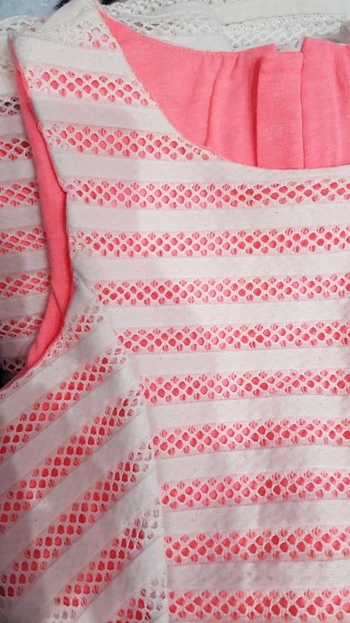 Рокличка бяла с розова подплата-6-7год.