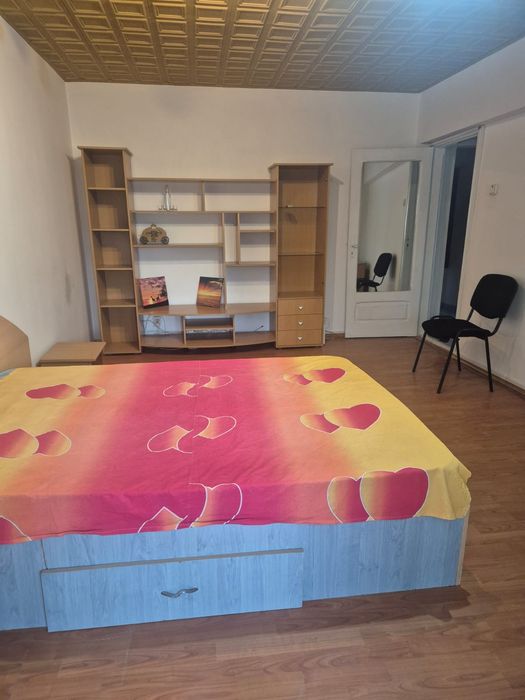 Închiriez apartament 3 camere
