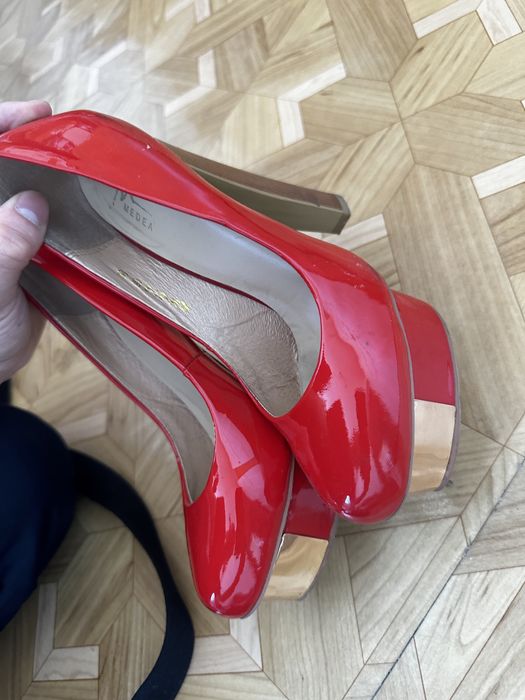 Красные каблуки