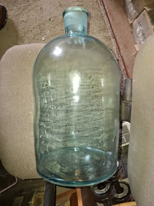 Продам бутыль 10-12 л