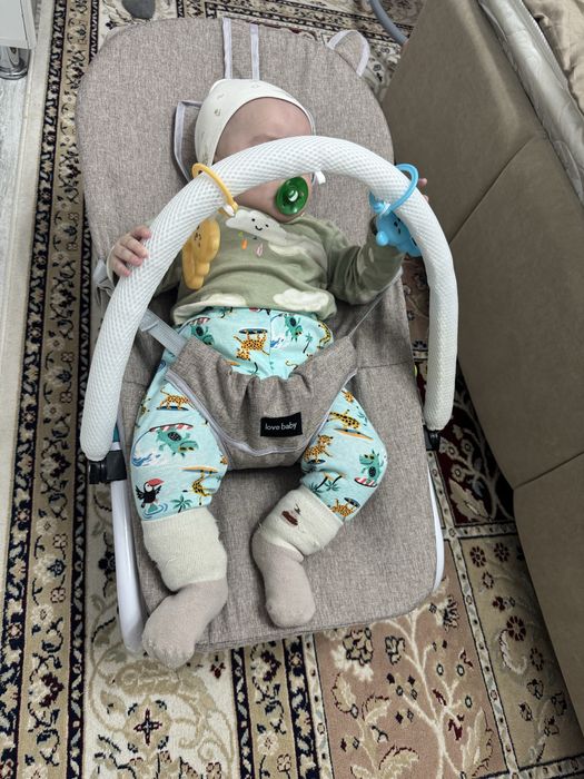 Шезлонг с игрушкой