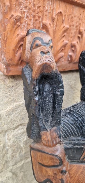 Тежка и масивна дървена маска дялана изцяло от едно цяло дърво