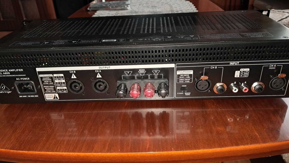 Усилвател Behringer A800