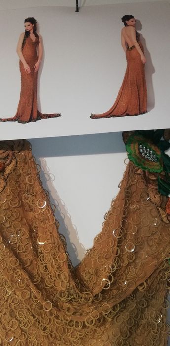 Rochie de seară din mătase naturală cu aplicații de paiete.