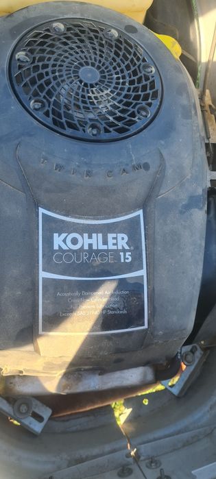 Tractoras tuns iaga/gazonul