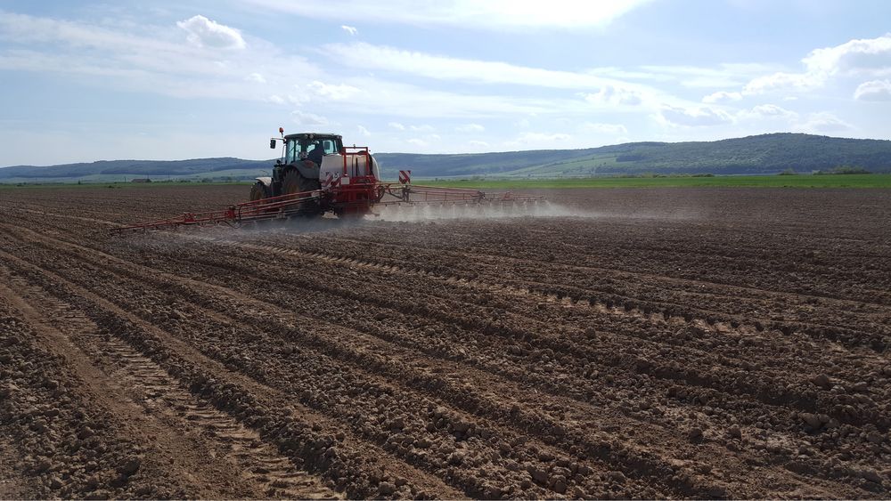 Masina de erbicidat purtata de 1200l si tractata de 2700