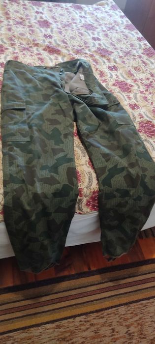 Продавам камуфлажен панталон