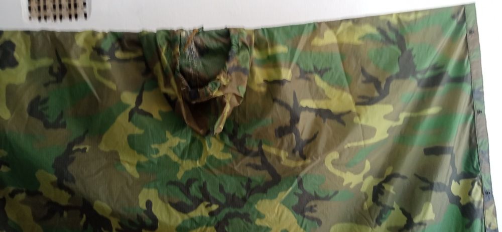 Pelerina  ,umbrela ploaie camuflaj tip  armata  impermabila și suporți