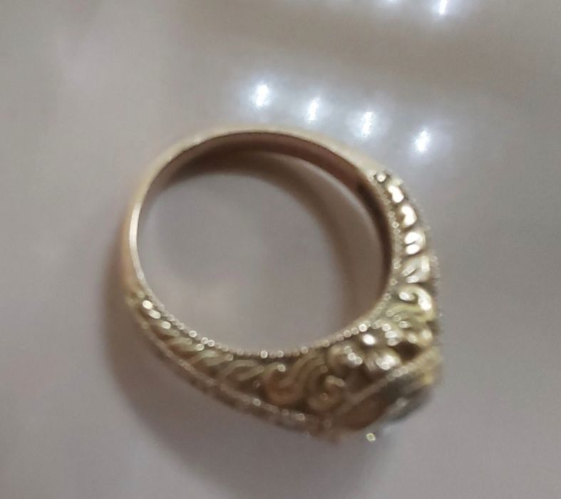 Красивое золотое кольцо