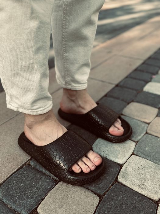 Шлепки черные.