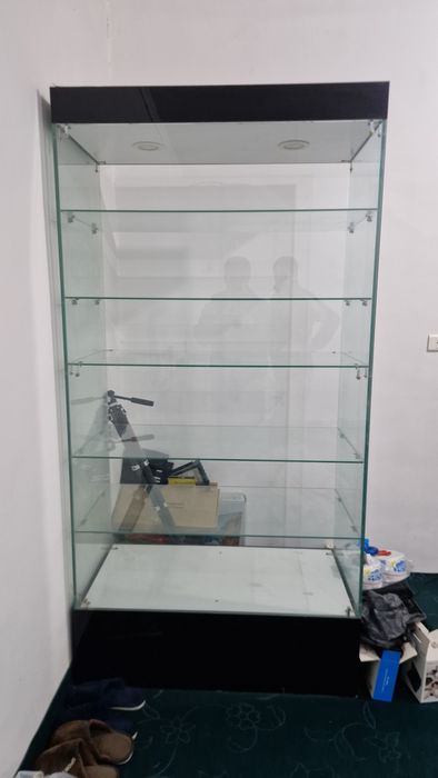 Витрина стеклянная