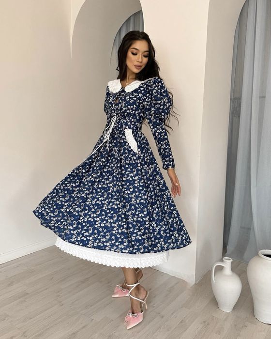 Красивое платье с ужлиненным рукавом и акцентным воротом.