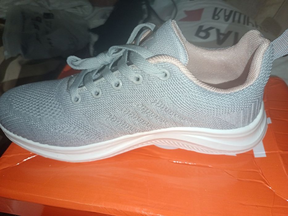 Продам кроссовки