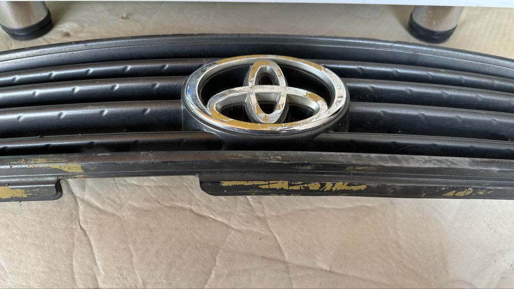 Решетка радиатора Тойота Авенсис