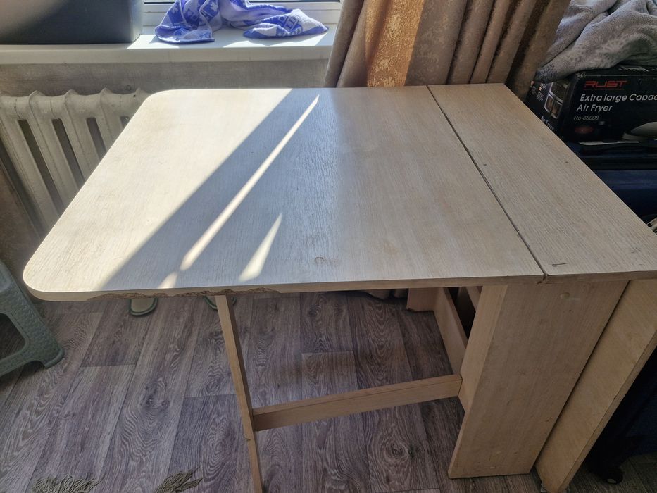 Стол раскладной нуждается в ремонте