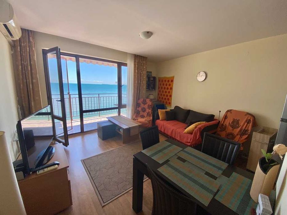 Двустаен апартамент на първа линия с фронтална гледка море