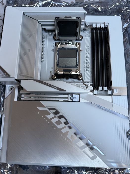 GIGABYTE B650E aorus stealth ice AM5 DDR5 ATX