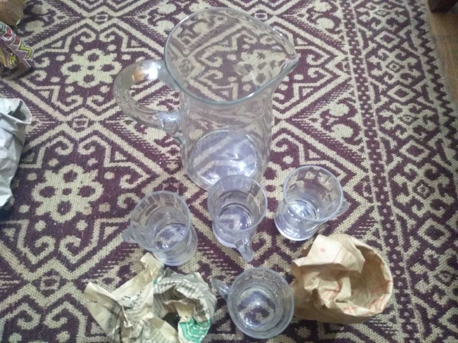 Продавам Нов стъклен ретро сервиз.