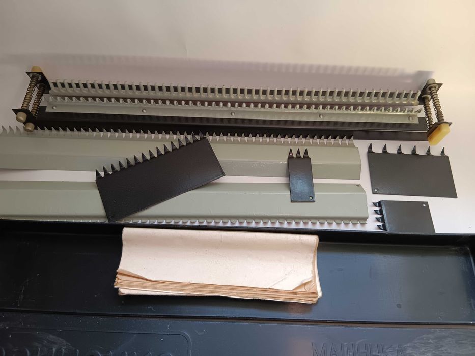 Masina de tricotat manuala, veche , perioada comunista, Ruseasca