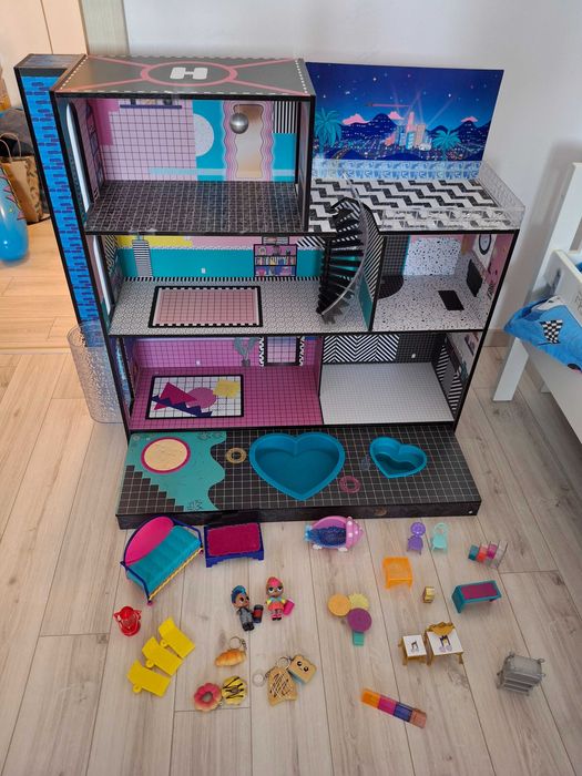 LOL Surptise, OMG House