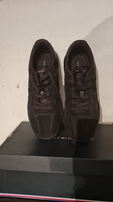 Vând pantofi sport Tommy Hilfiger