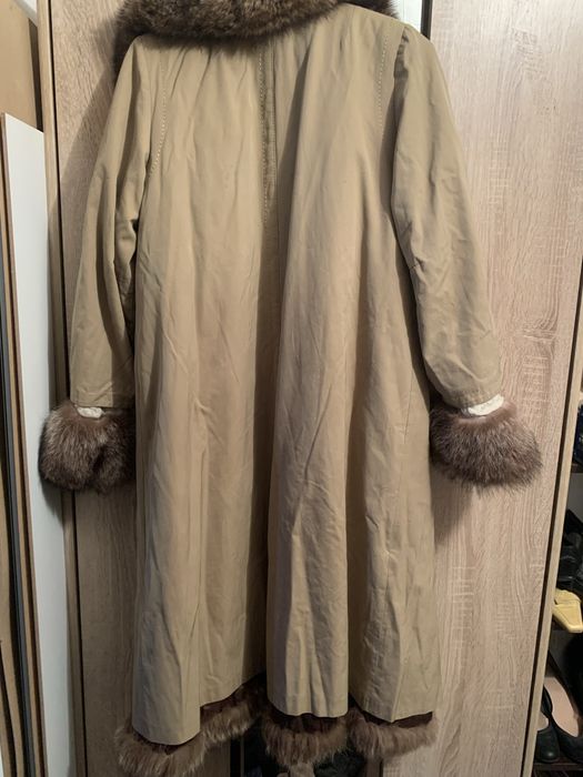 Haina parka cu blana si doua fete