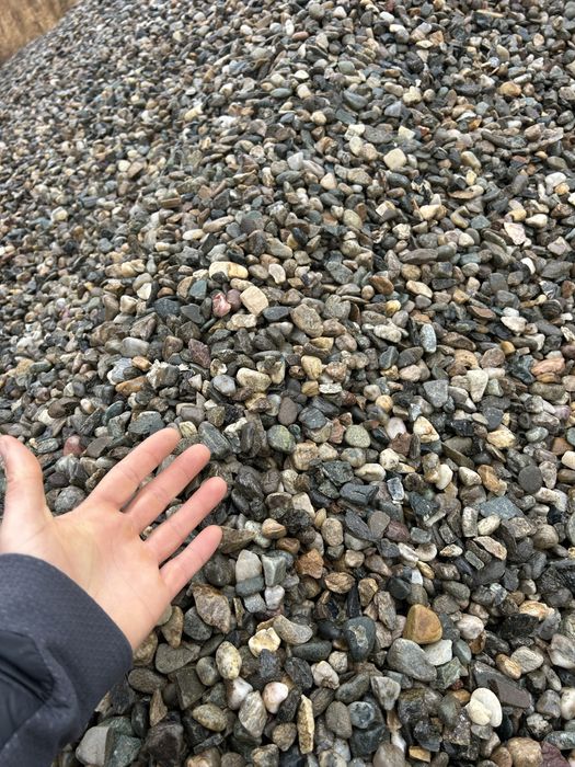 Piatra concasata decorativa rau nisip sort balast pamant negru maroniu