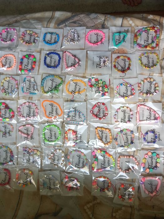 Продавам ръчно изработени гривни от мъниста