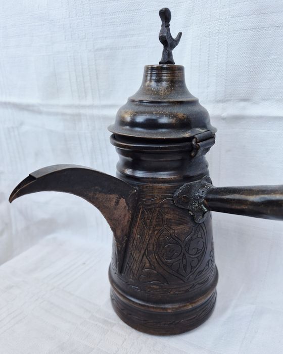 Ibric arăbesc vechi din alamă cu mâner lung si gravuri arabe deosebite.