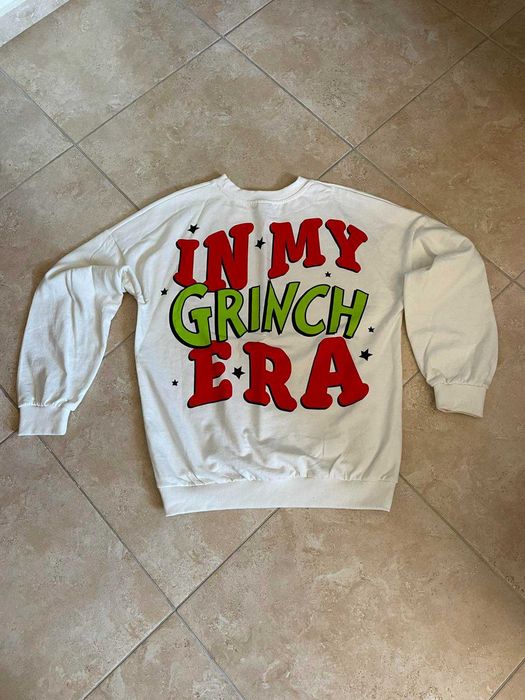 Бял суитшър с Гринча – супер мек и удобен! Размер S. Унисекс