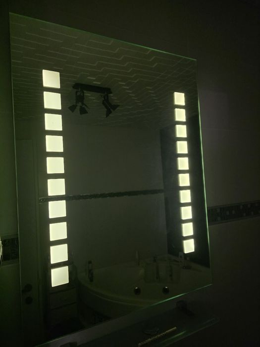 Oglinda baie cu leduri.