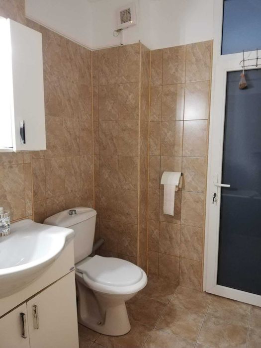 Se vinde apartament cu doua camere complet utilat si mobilat in Topoloveni strada parcului .