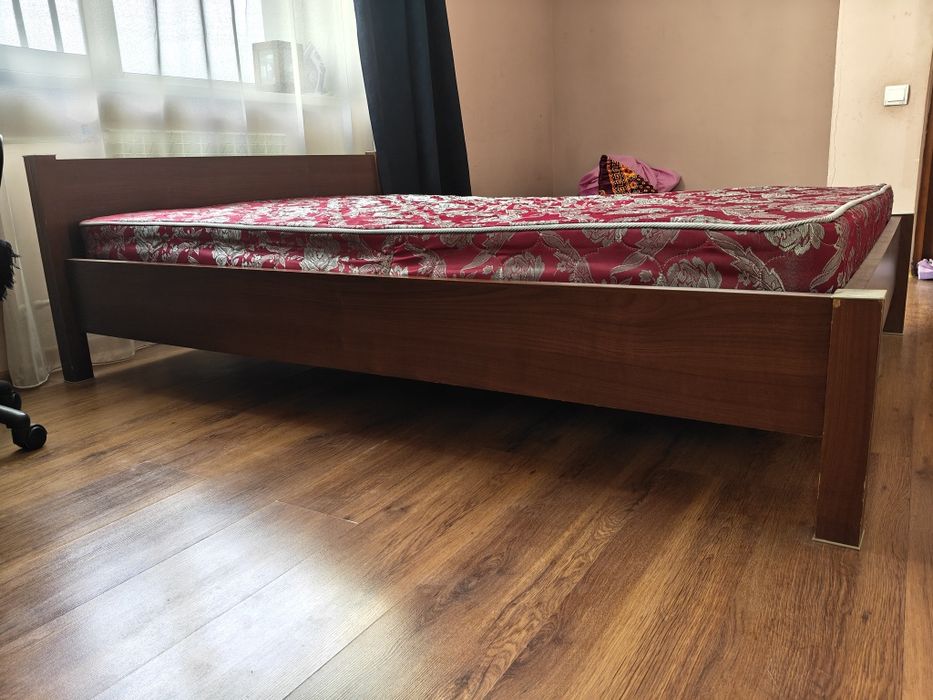 Спальная кровать и шкаф