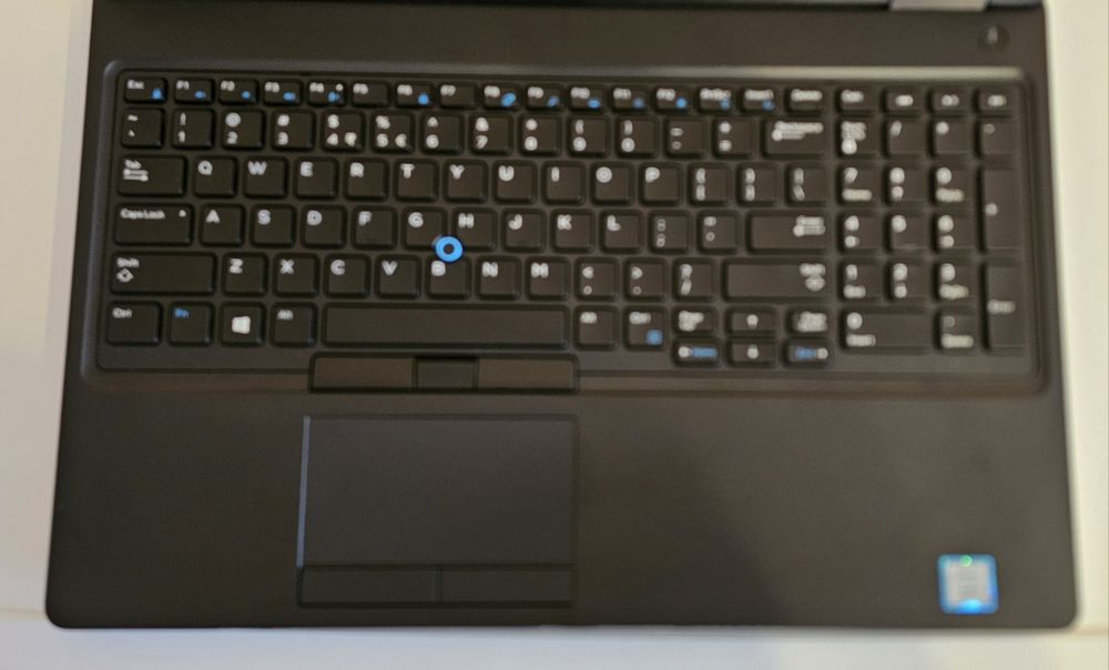 Продавам лаптоп  Dell 5590 32MB RAM 256 GB