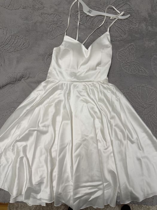 Бяла къса рокля.