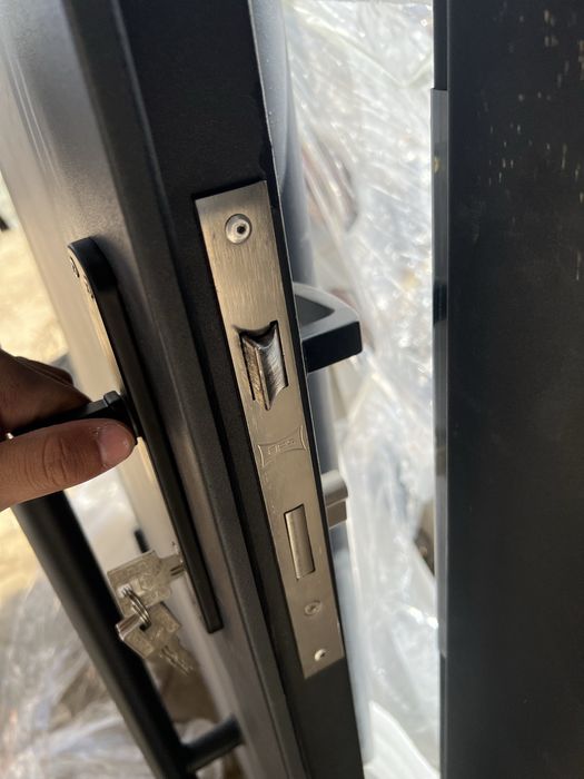 Входная дверь двустворчатая