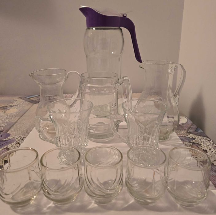 Seturi de căni de porțelan și sticlă