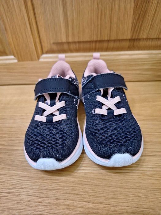 Продавам детски маратонки KARRIMOR