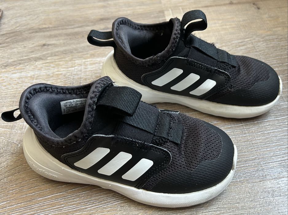 Маратонки Adidas намер 26