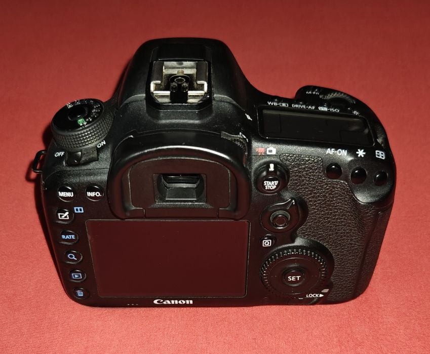 Canon EOS 7D Mark II + 18-135mm Canon f/3.5-5.6 IS STM  si grip Meike (Usor negociabil)