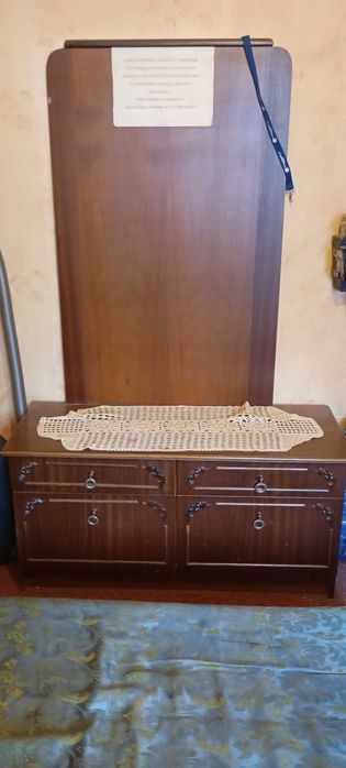 Продавам стара масивна спалня