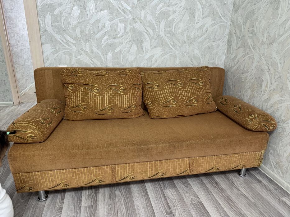 Продам диван с подушками