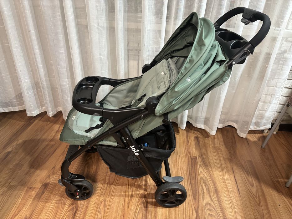 Продам Коляску фирмы Joie