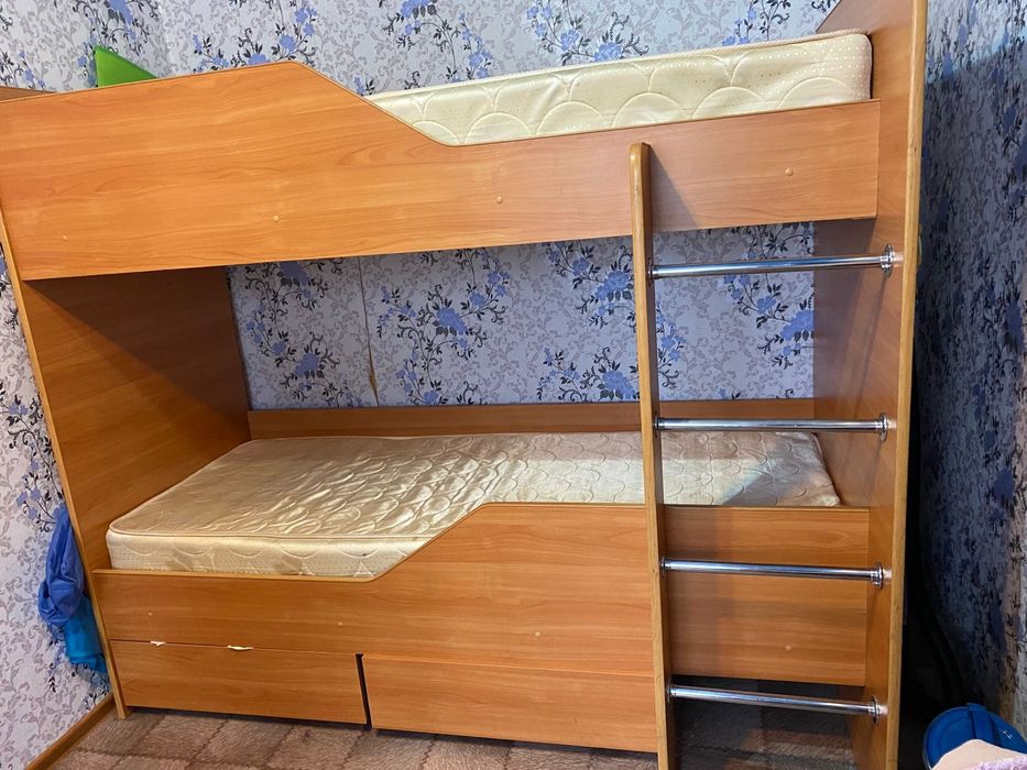 Продам двух ярусную кровать.