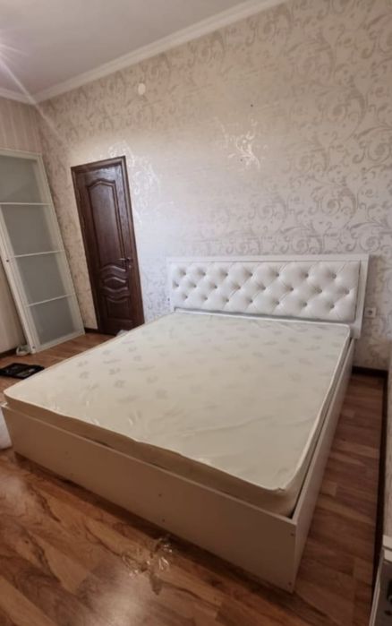 кровать двуспальная с матрасом
