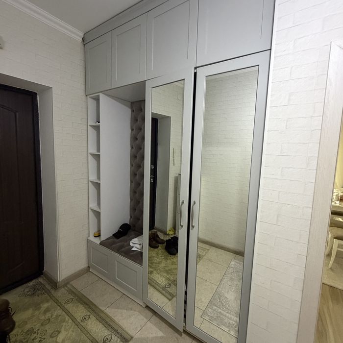 Шкаф в прихожую комнату