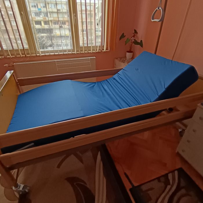 Болнично легло, антидекубитален дюшек и помощна масичка